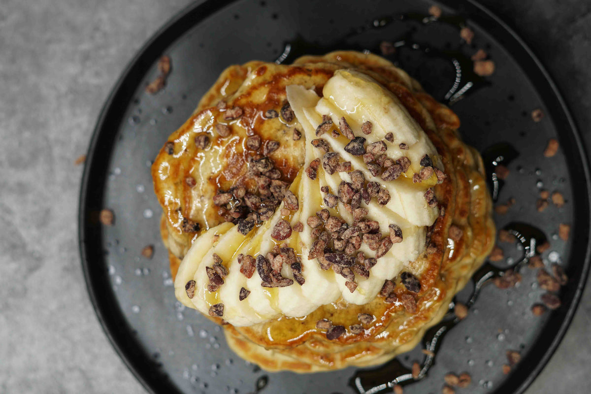 Panqueca de Banana com Nibs de Cacau Praliné